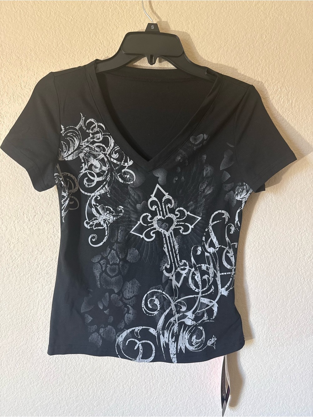 ROMWE Women’s Black V-Neck Gothic Cross Graphic Short Sleeve Tee Sz M NWT